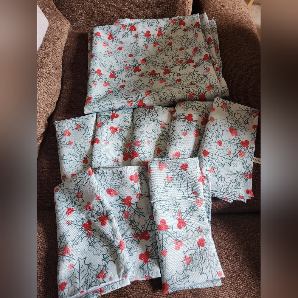 Laura Ashley Christmas Napkins And Tablecloth Set Holly Berries Set Of 8